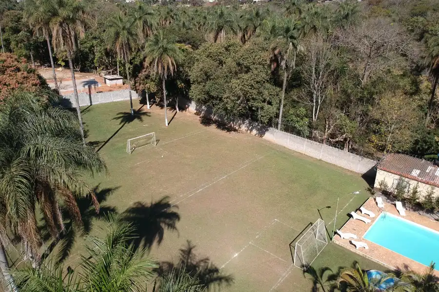 Vista aérea do terreno com campo de futebol e piscina